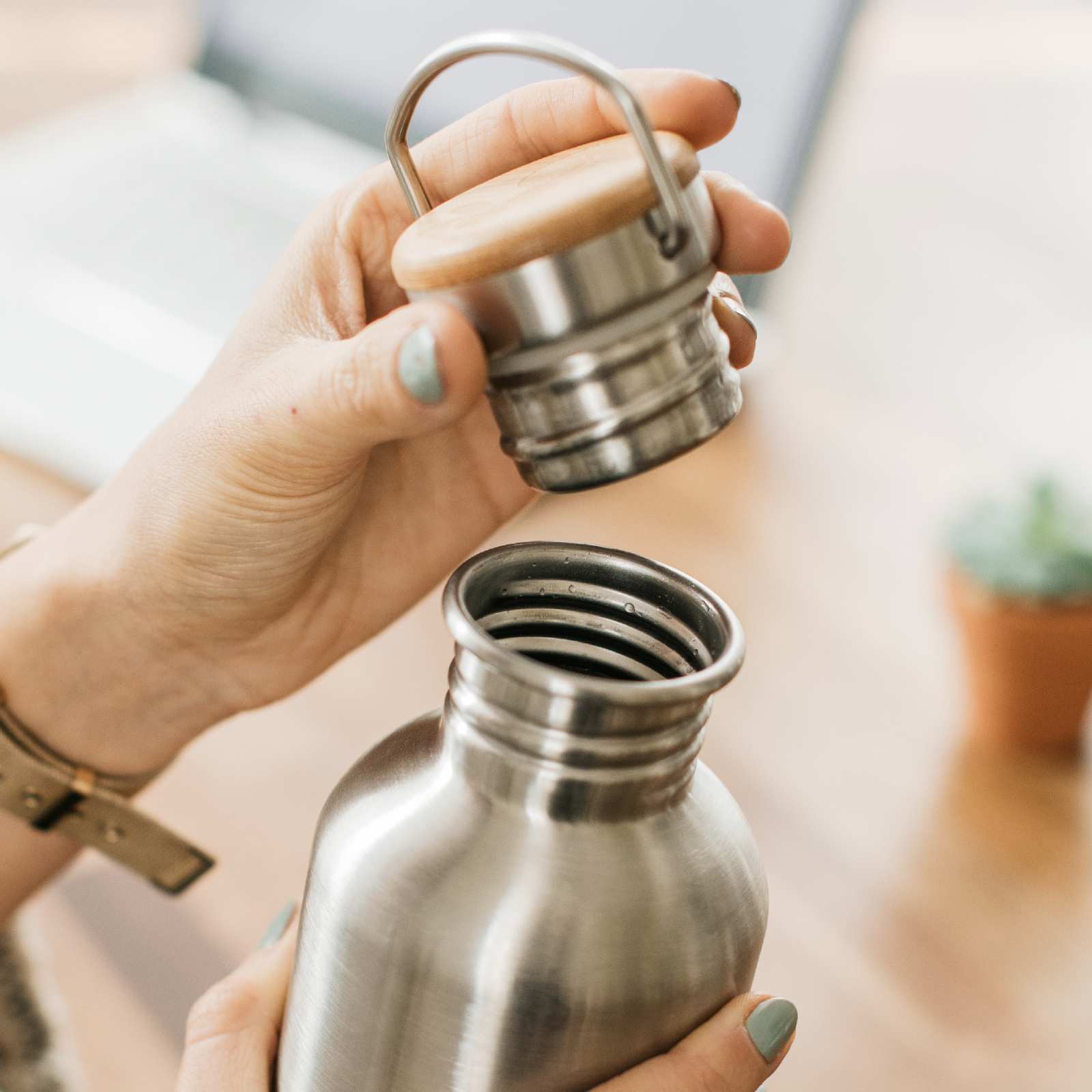 bambaw-non-insulated-stainless-steel-water-bottle-lead-free-silver